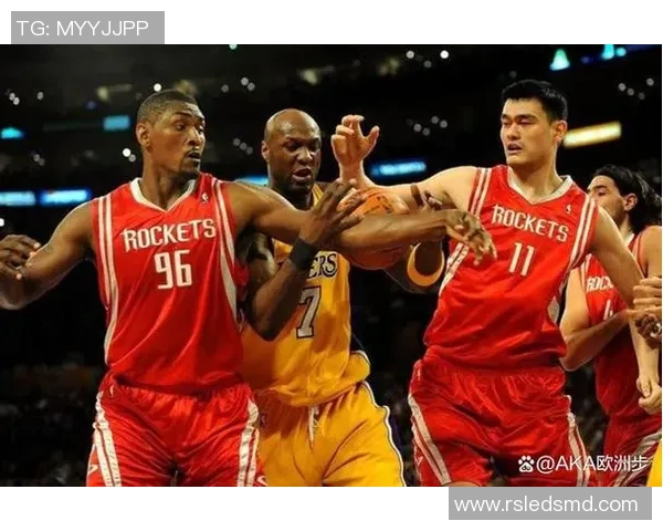 姚明在NBA经典对决中单打丹皮尔展现绝佳技术与力量的巅峰时刻