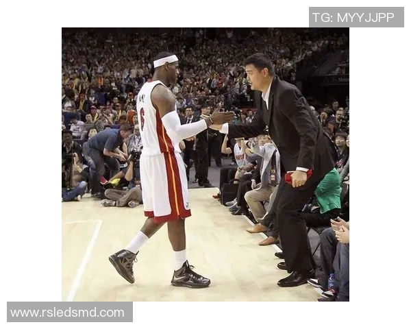 詹姆斯与姚明的篮球传奇相遇：跨越时代的友谊与竞争