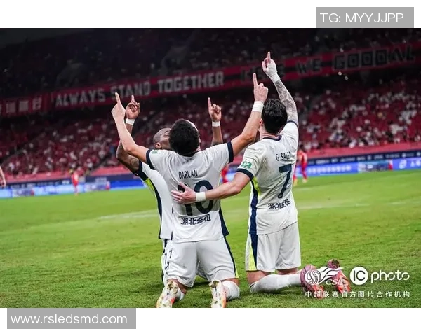 中超精彩对决AC米兰与本菲卡战成平局绝杀瞬间引发全场狂欢 中超精彩对决AC米兰与本菲卡战成平局绝杀瞬间引发全场狂欢