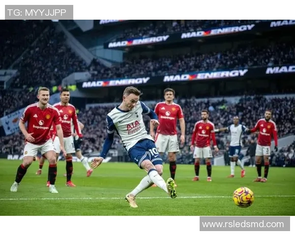 世界杯经典对决曼联与热刺激战成平局神奇扑救成全场焦点 世界杯经典对决曼联与热刺激战成平局神奇扑救成全场焦点